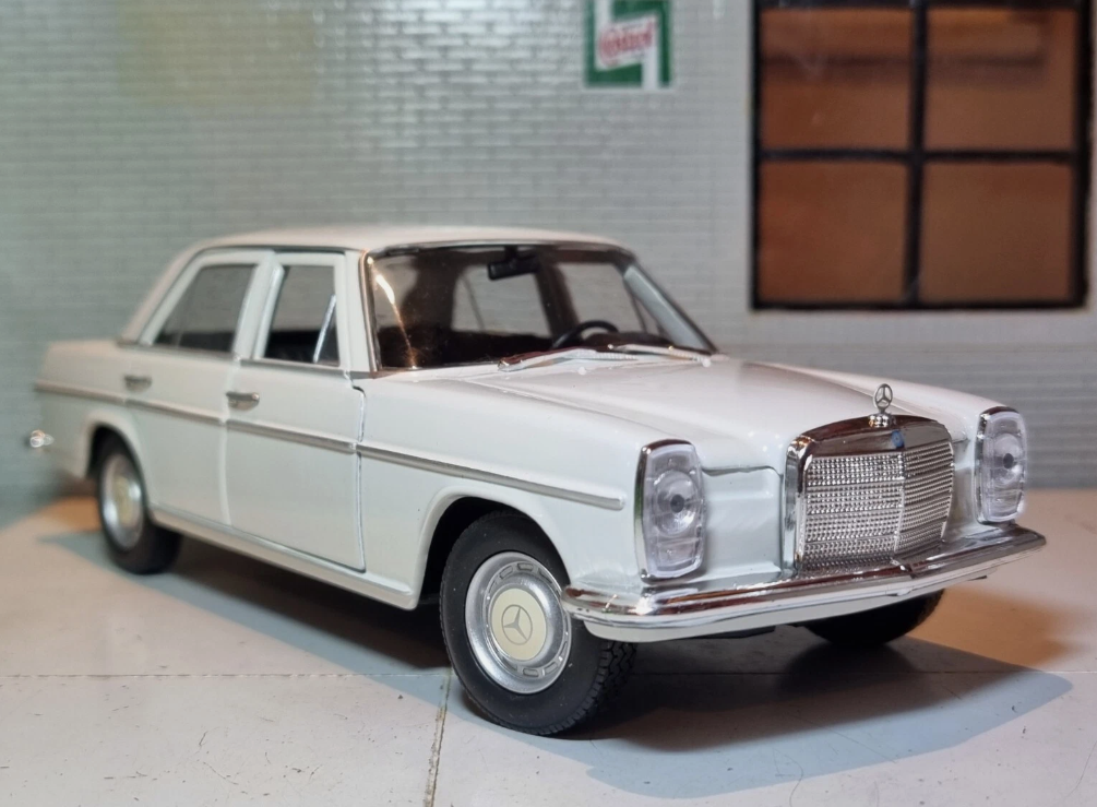 Mercedes Benz 1968 220 W115 Welly 1:24 (Black/White/Red)