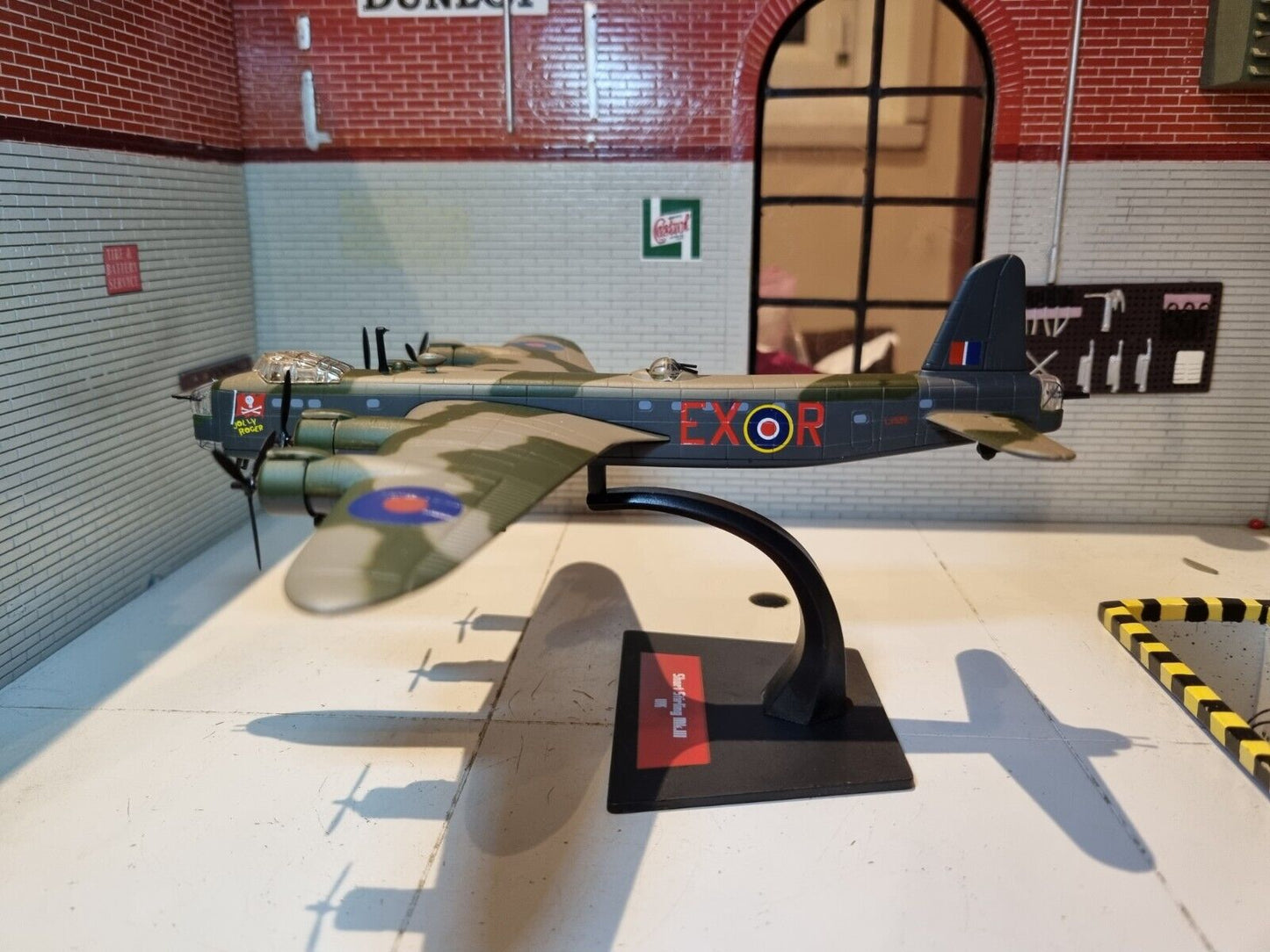 Kurzer Stirling Mk 3 1942 RAF 1:144