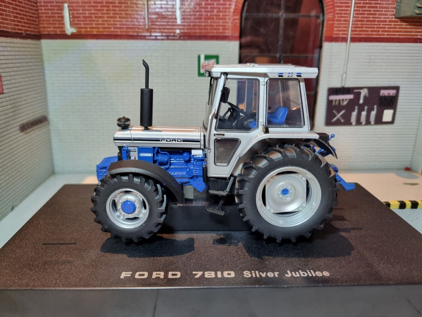 Ford 7810 Silver Jubilee Tractor 4WD 1989 UH2882 Universal Hobbies 1:32