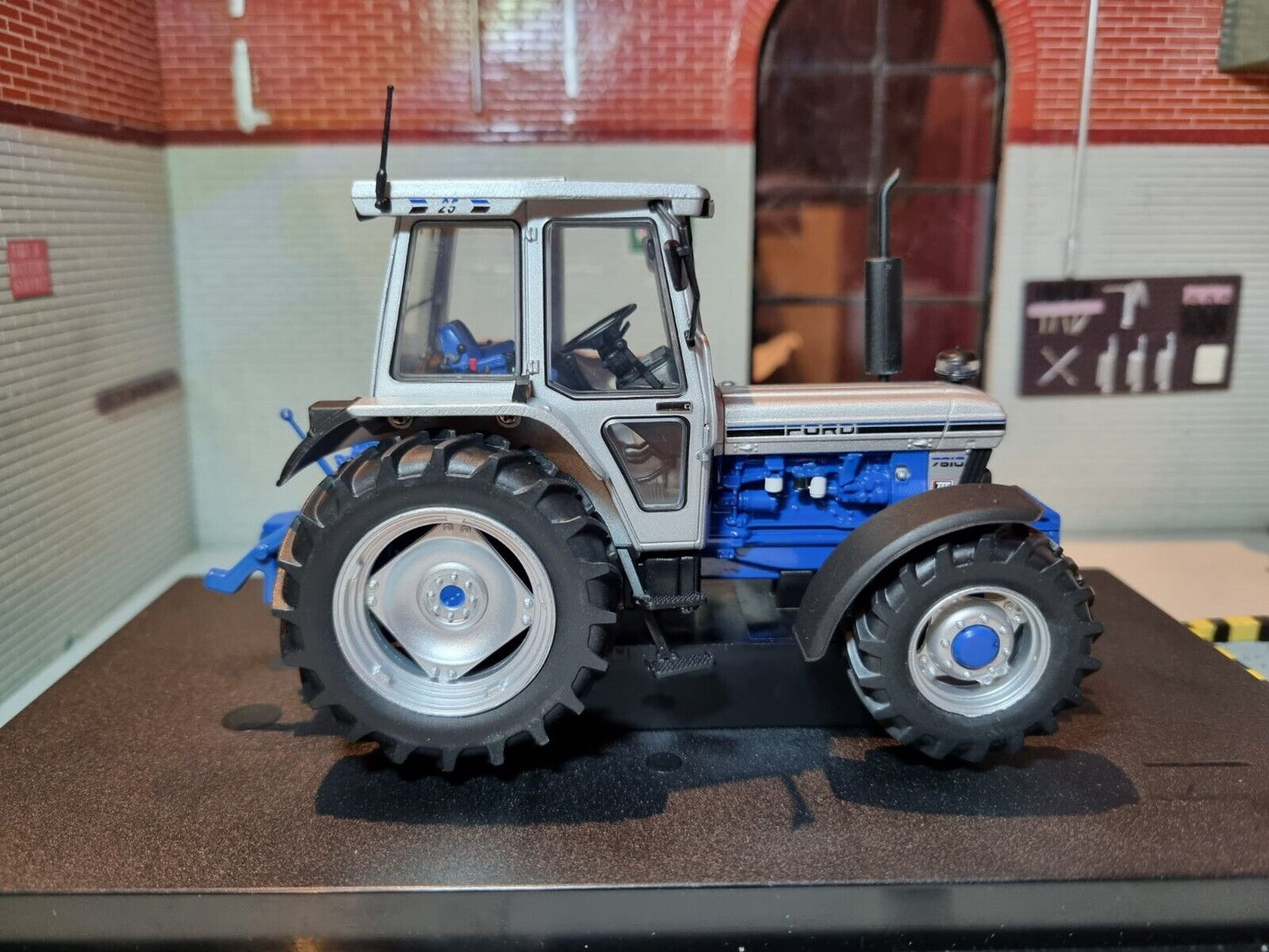 Ford 7810 Silver Jubilee Tractor 4WD 1989 UH2882 Universal Hobbies 1:32