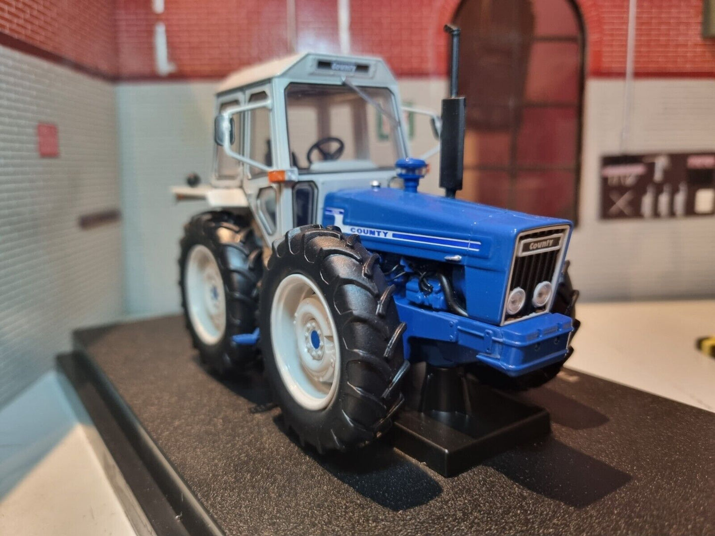 Ford County 1174 Traktor 4WD 1977-1979 UH5271 Universal Hobbies 1:32