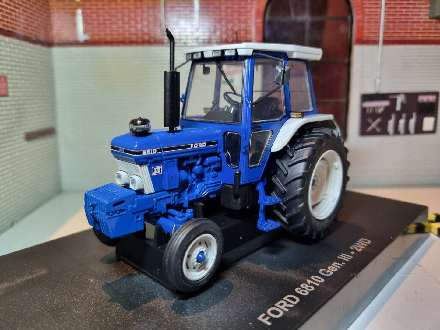 Ford 6810 Gen 3 2WD 1988-1991 Traktor 43308 Universal Hobbies 1:32