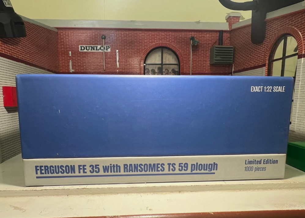 Ferguson 1957 FE35 Tractor & Ransomes Plough UH7126 Universal Hobbies 1:32