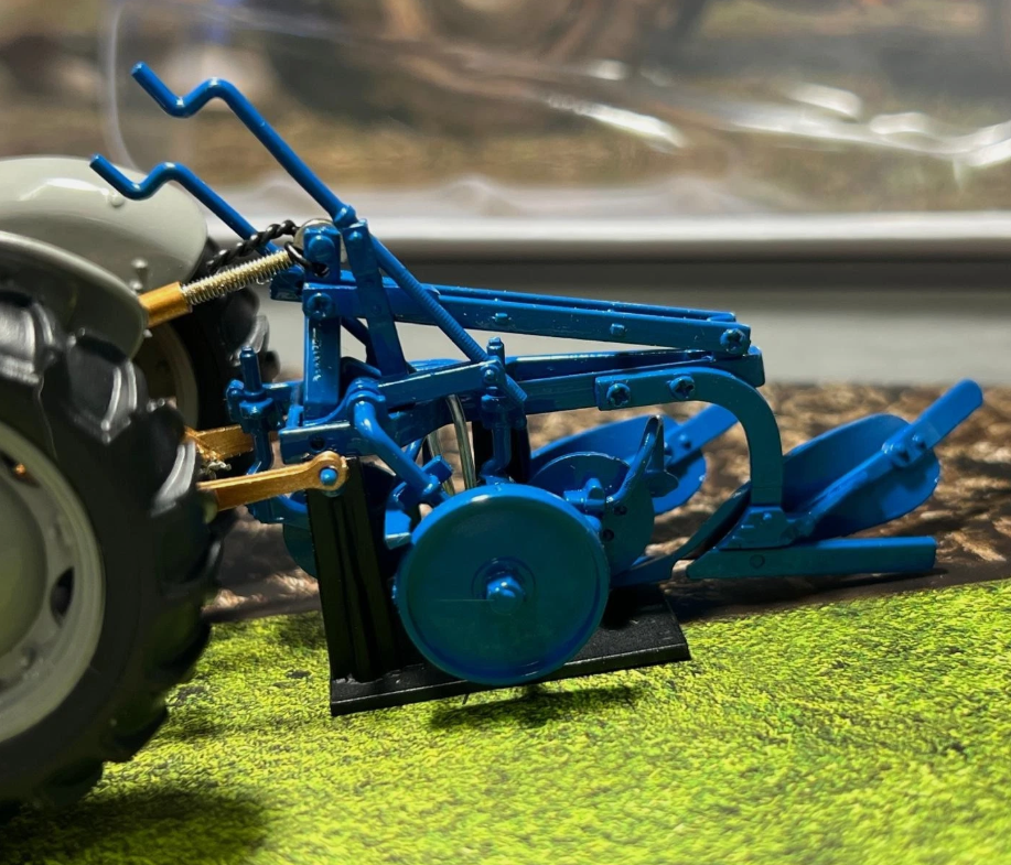 Ferguson 1957 FE35 Tractor & Ransomes Plough UH7126 Universal Hobbies 1:32