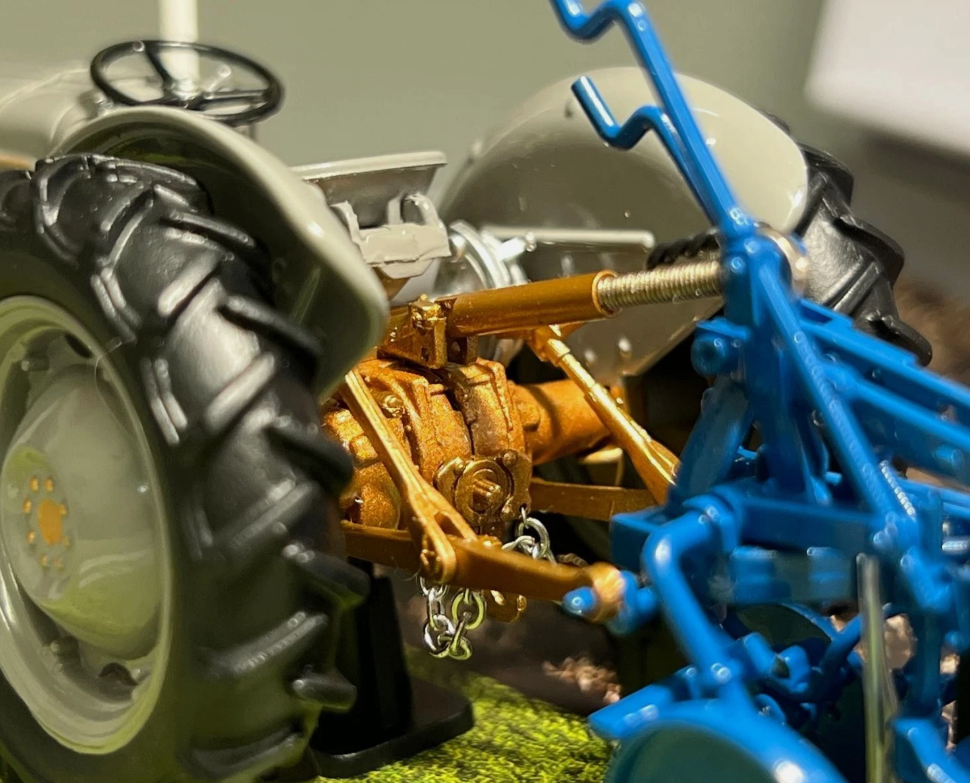 Ferguson 1957 FE35 Tractor & Ransomes Plough UH7126 Universal Hobbies 1:32