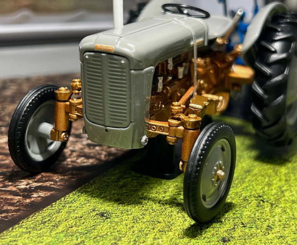 Ferguson 1957 FE35 Tractor & Ransomes Plough UH7126 Universal Hobbies 1:32