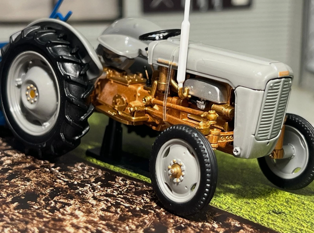 Ferguson 1957 FE35 Tractor & Ransomes Plough UH7126 Universal Hobbies 1:32