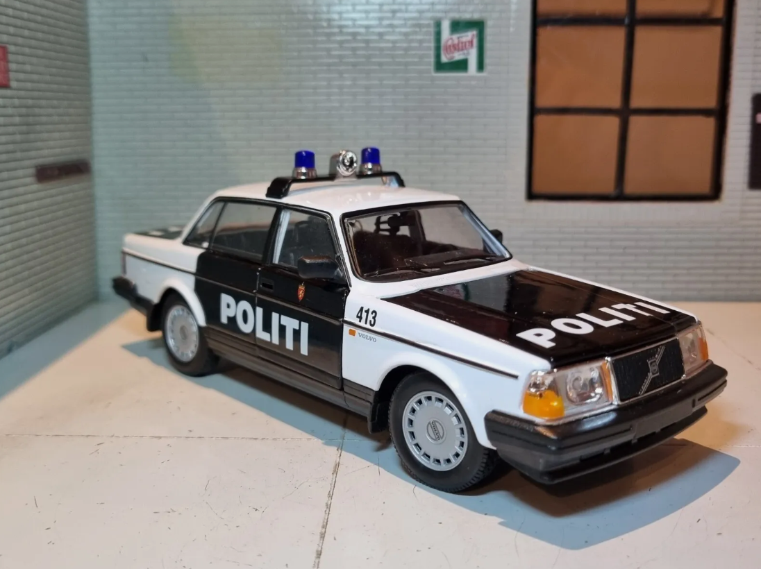 Volvo 240 1986 Norwegian Police DL GL 24102 Welly 1:24 