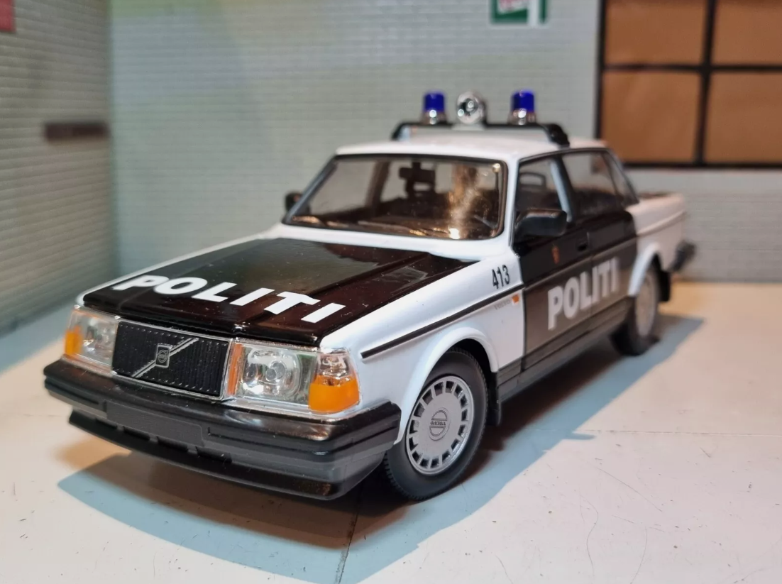 Volvo 240 1986 Norwegian Police DL GL 24102 Welly 1:24 