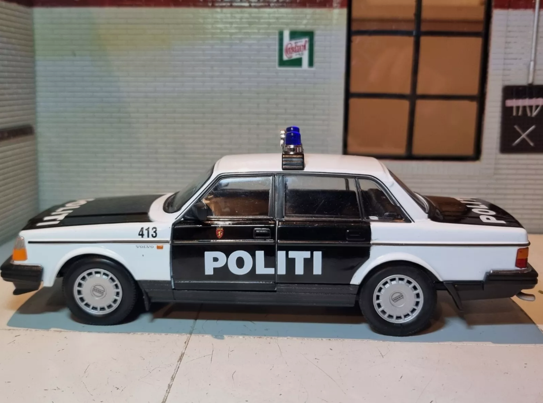 Volvo 240 1986 Norwegian Police DL GL 24102 Welly 1:24 