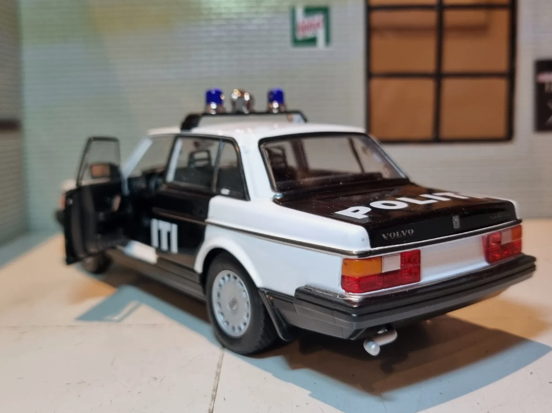 Volvo 240 1986 Norwegian Police DL GL 24102 Welly 1:24 