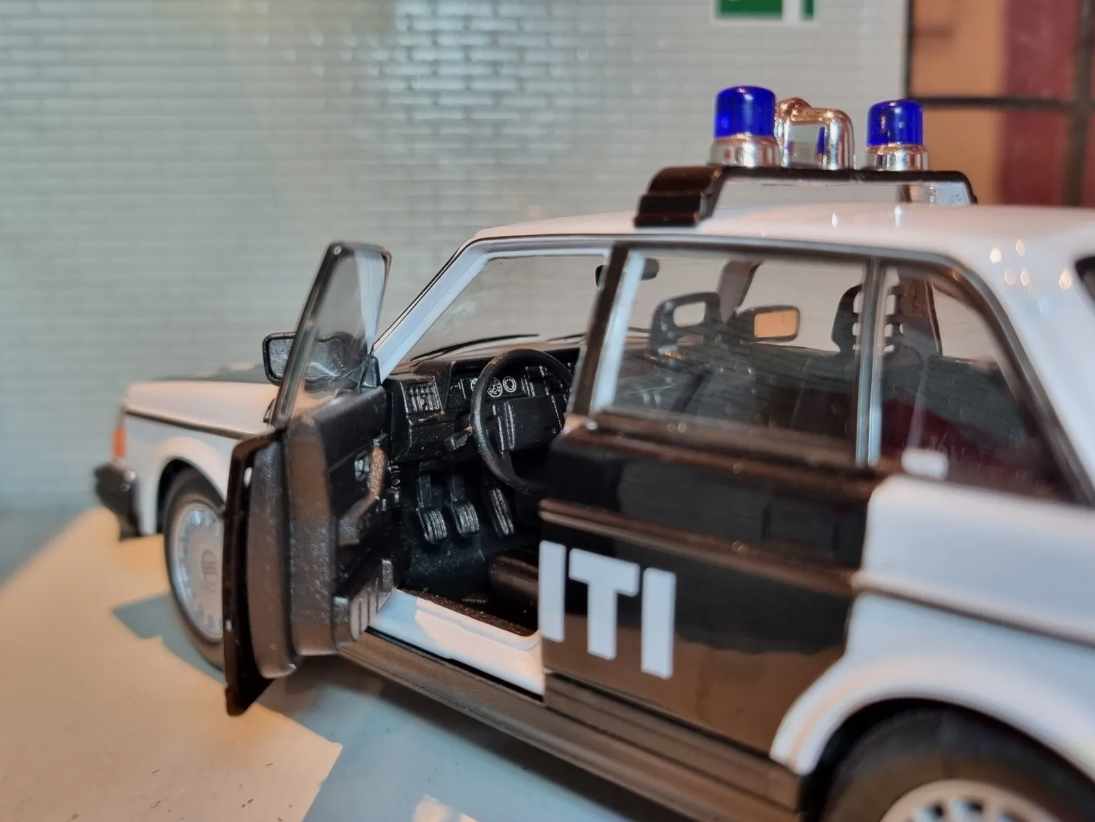 Volvo 240 1986 Norwegian Police DL GL 24102 Welly 1:24 