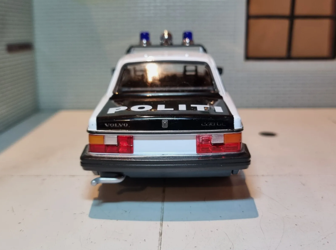 Volvo 240 1986 Norwegian Police DL GL 24102 Welly 1:24 