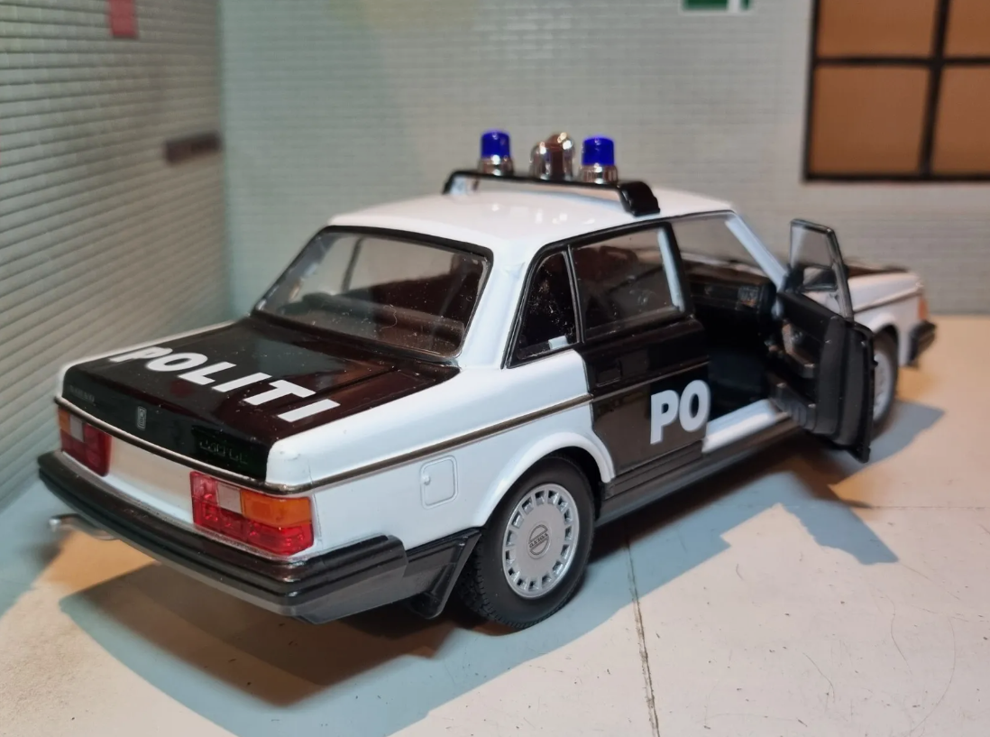 Volvo 240 1986 Norwegian Police DL GL 24102 Welly 1:24 