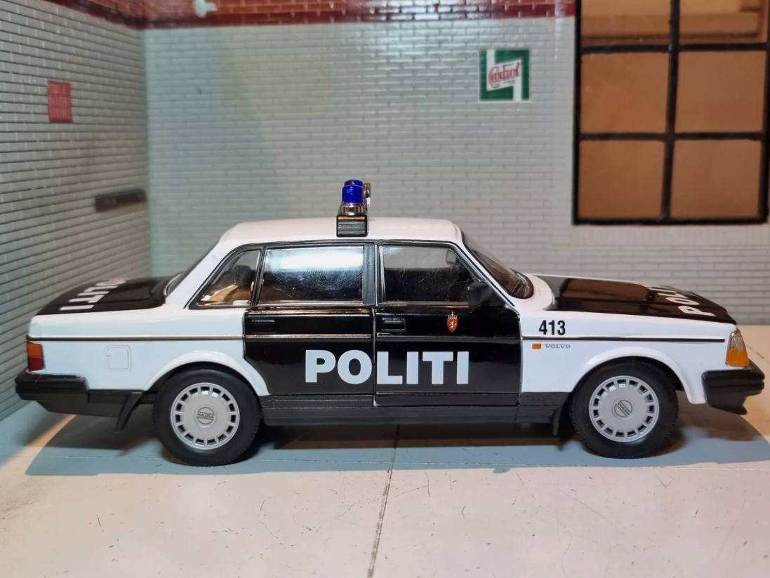Volvo 240 1986 Norwegian Police DL GL 24102 Welly 1:24 