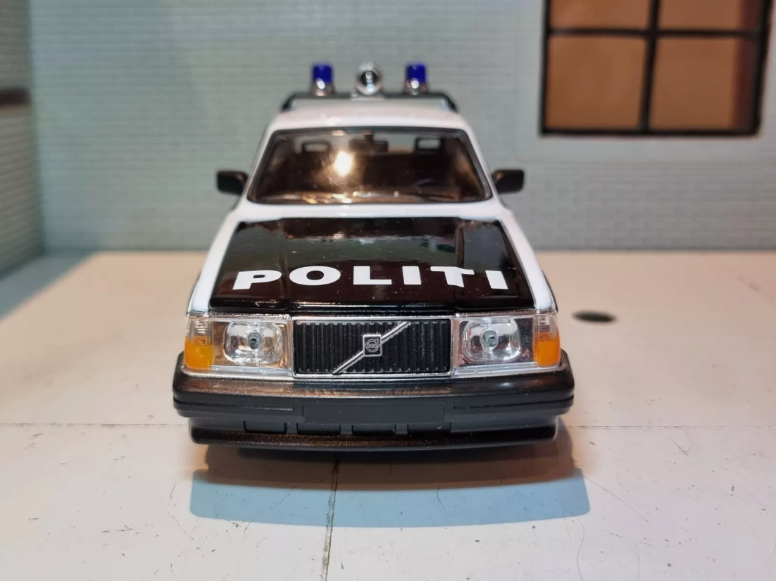 Volvo 240 1986 Norwegian Police DL GL 24102 Welly 1:24 