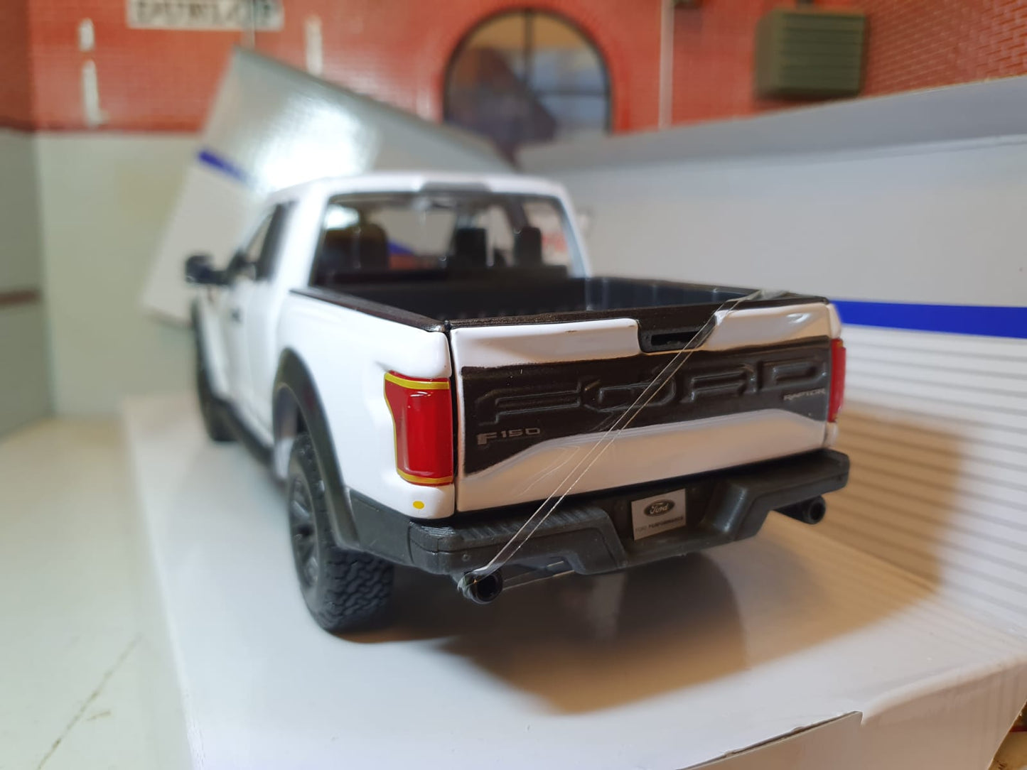 Ford F150 SE Raptor 4x4 White Pickup Maisto 1:24