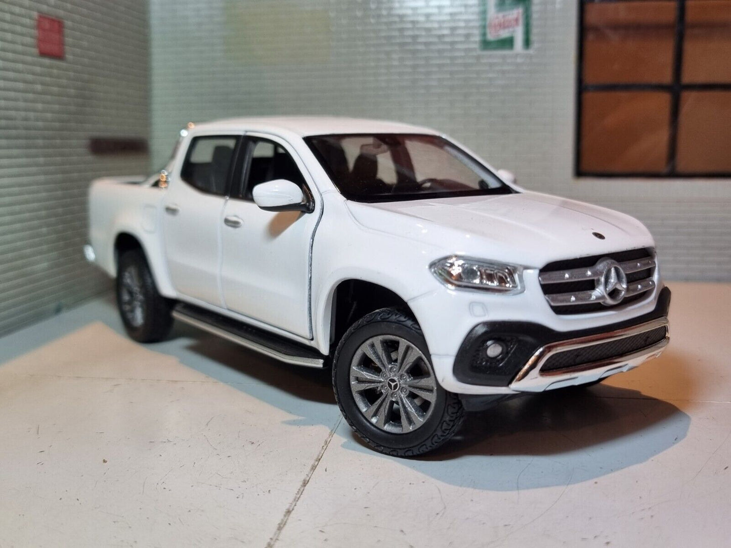 Mercedes Benz 2017 X Class Pick Up 24100 Welly 1:24/1:27