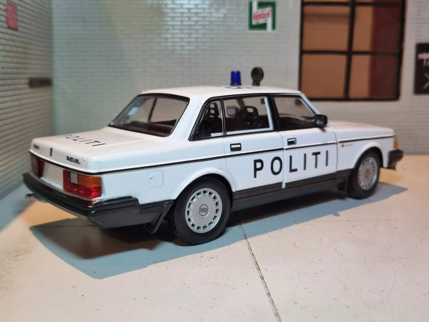 1:24 Volvo 240 Police Danish Denmark DL GL 1986 Welly Diecast Scale Model Car