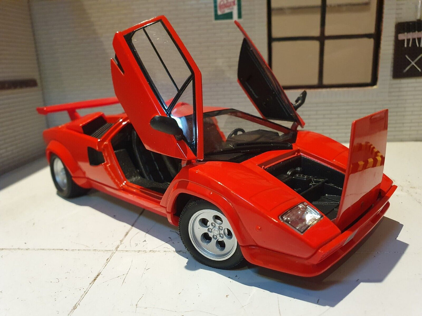 Lamborghini 1985 Countach LP5000 24112R Welly 1:24