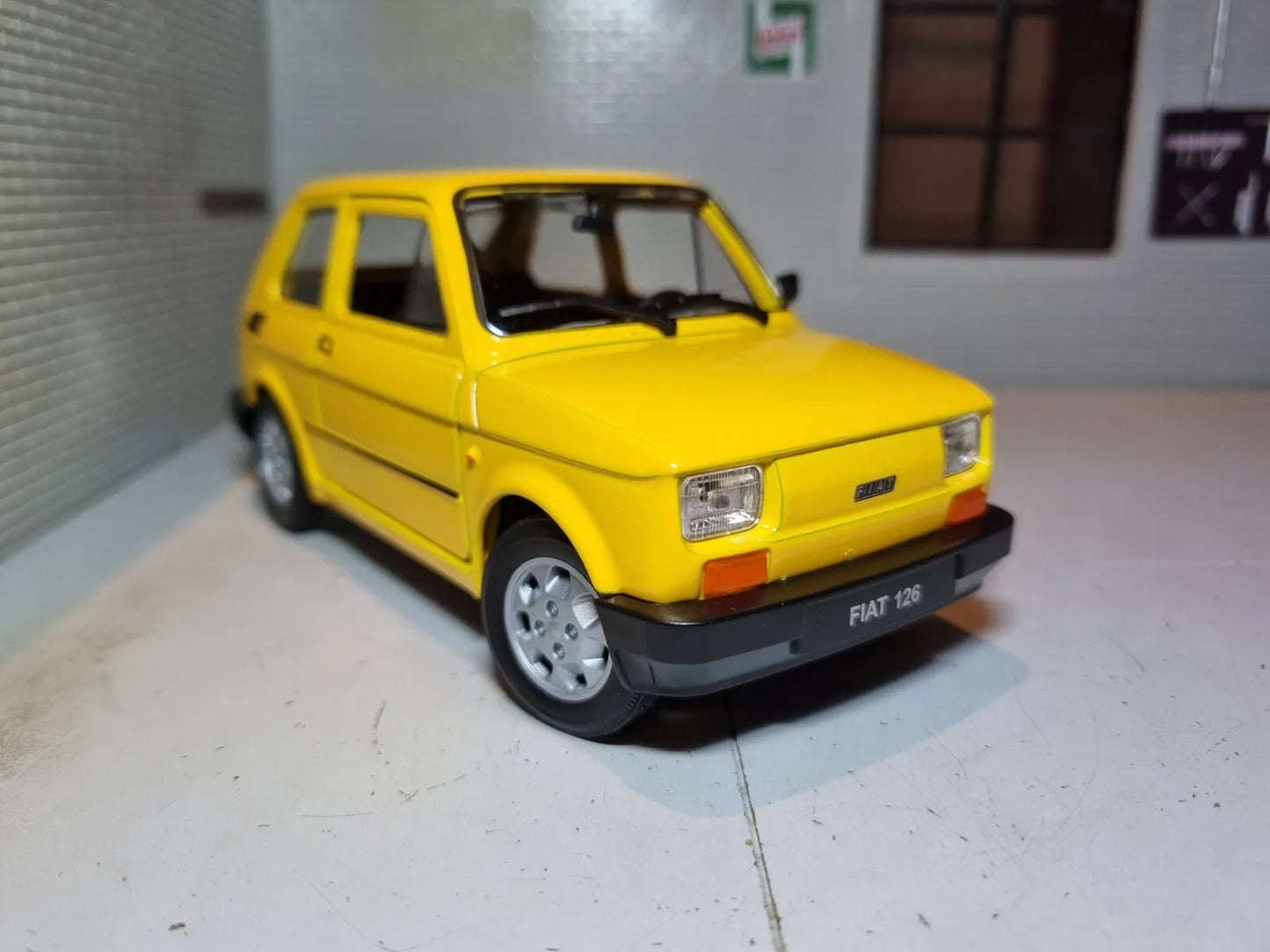 1:24 Fiat 126 jaune 1972 G échelle Welly NEX 1:21 moulé sous pression modèle de voiture 24066