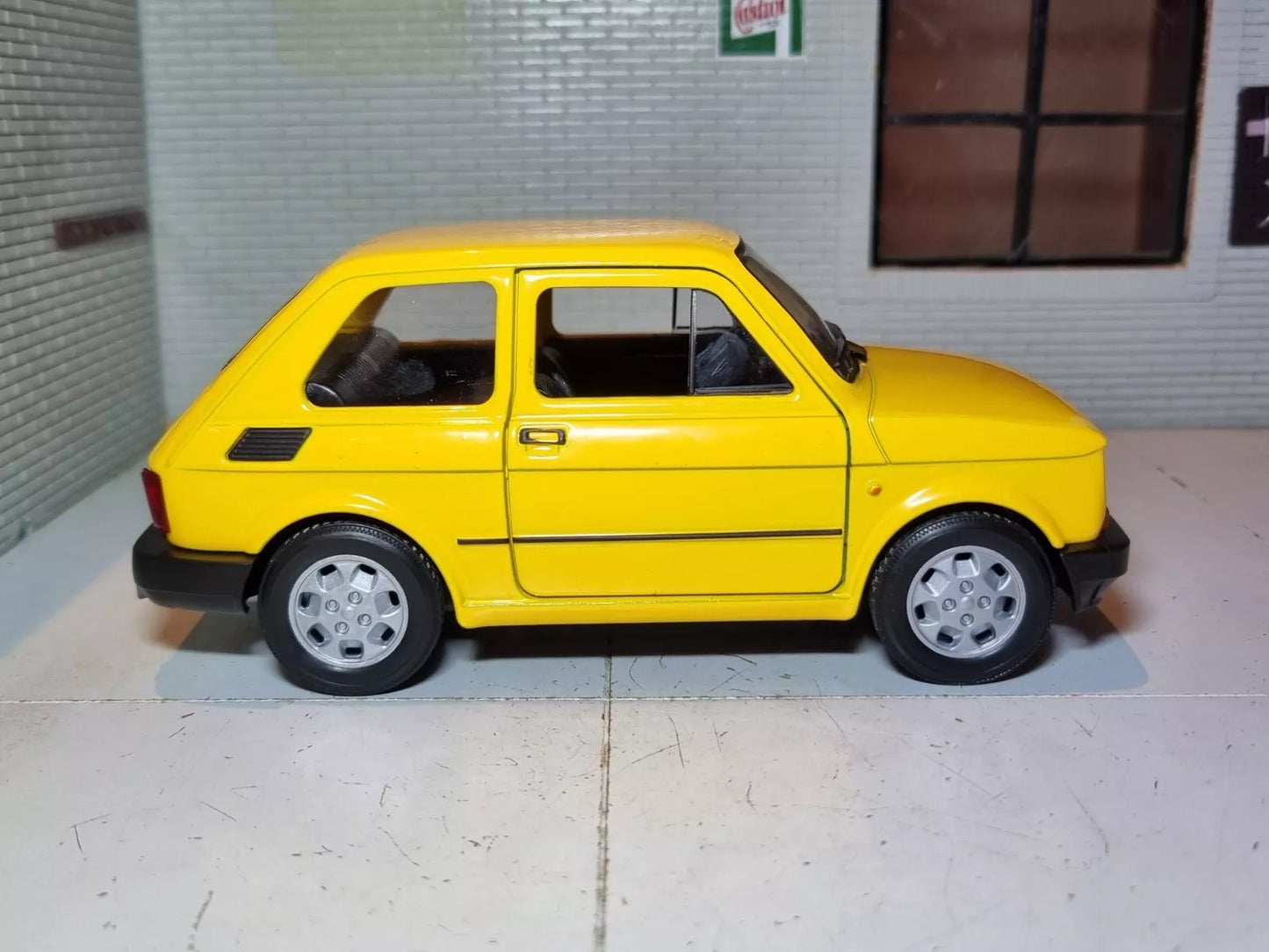 1:24 Fiat 126 jaune 1972 G échelle Welly NEX 1:21 moulé sous pression modèle de voiture 24066