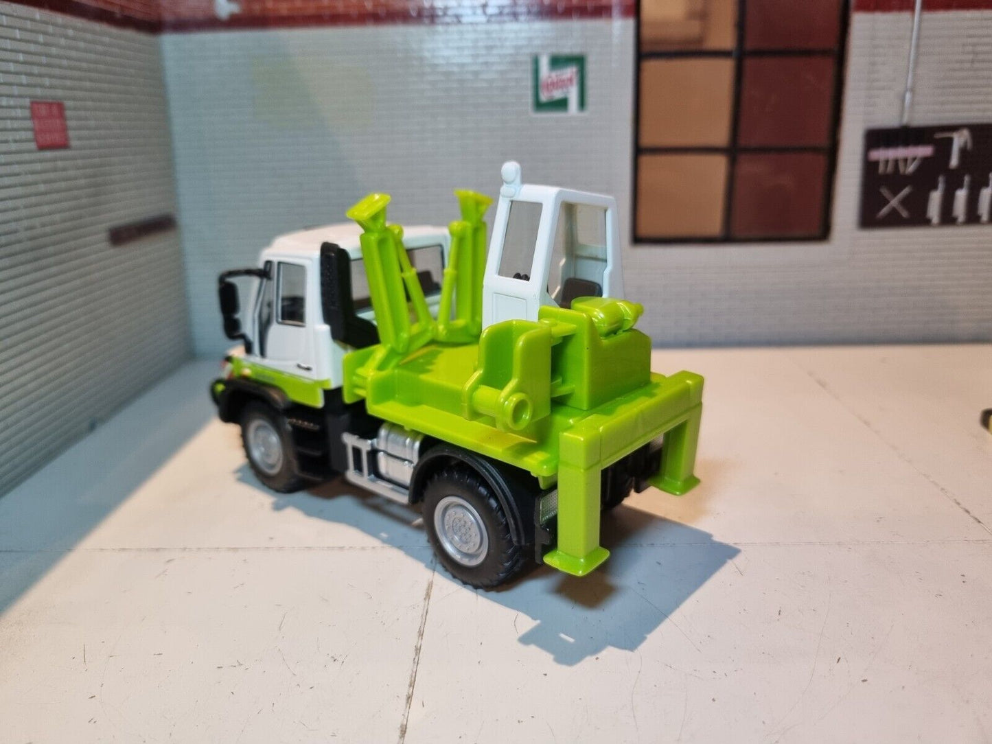 Mercedes Benz Unimog U400 21238 Maisto 1:43