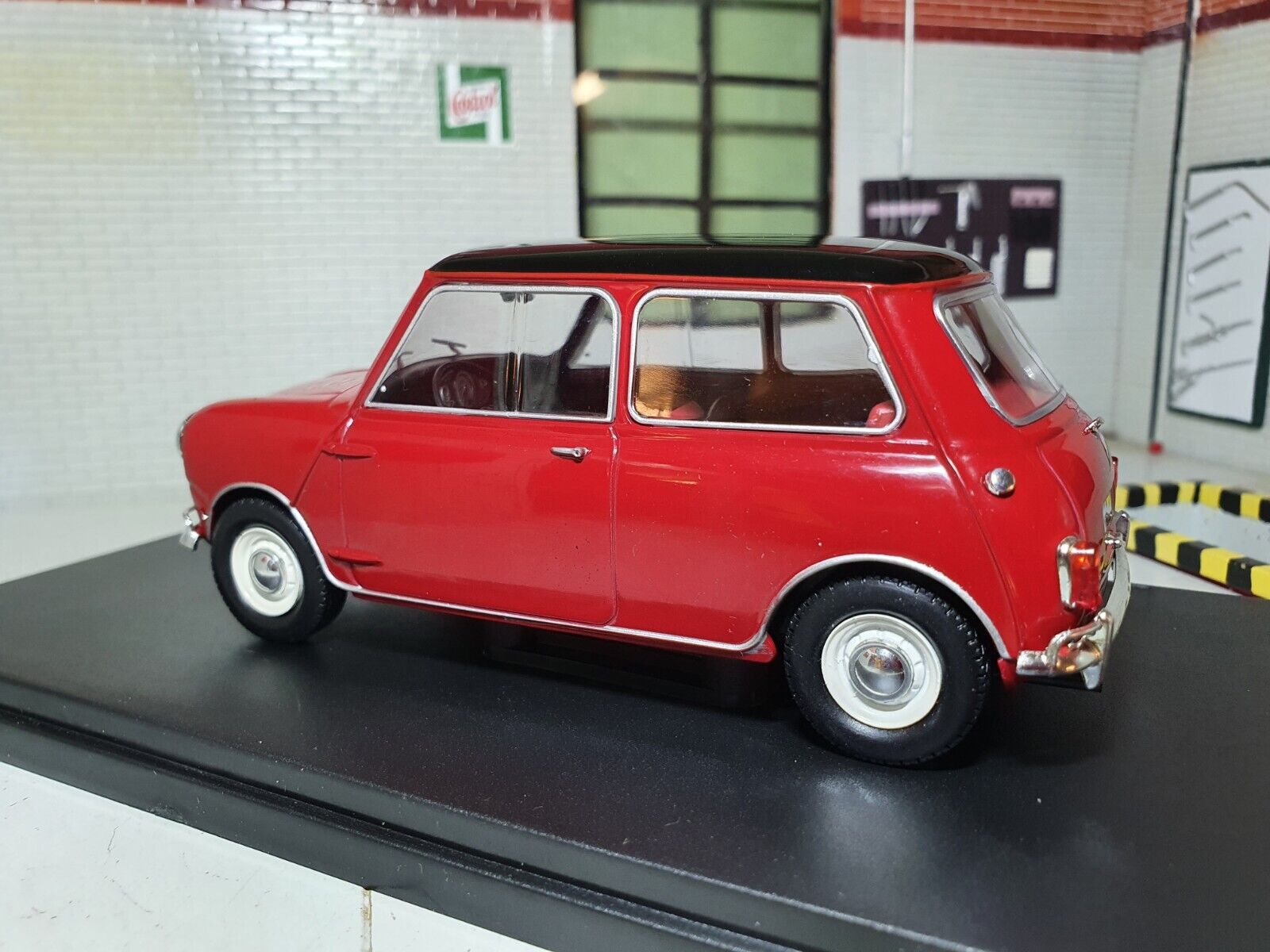 Austin Mini Cooper Morris Mk 1 1961 Red 1275 Whitebox 1:24