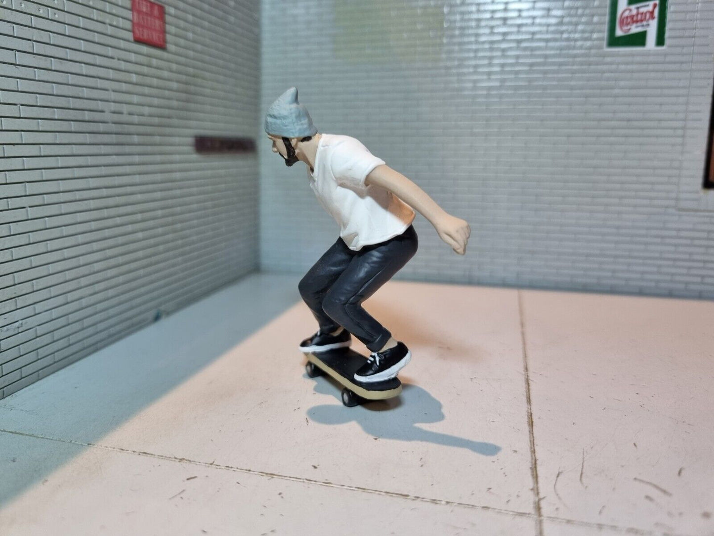 "Skateboarder Figure 2" AD-38341 American Diorama 1:24