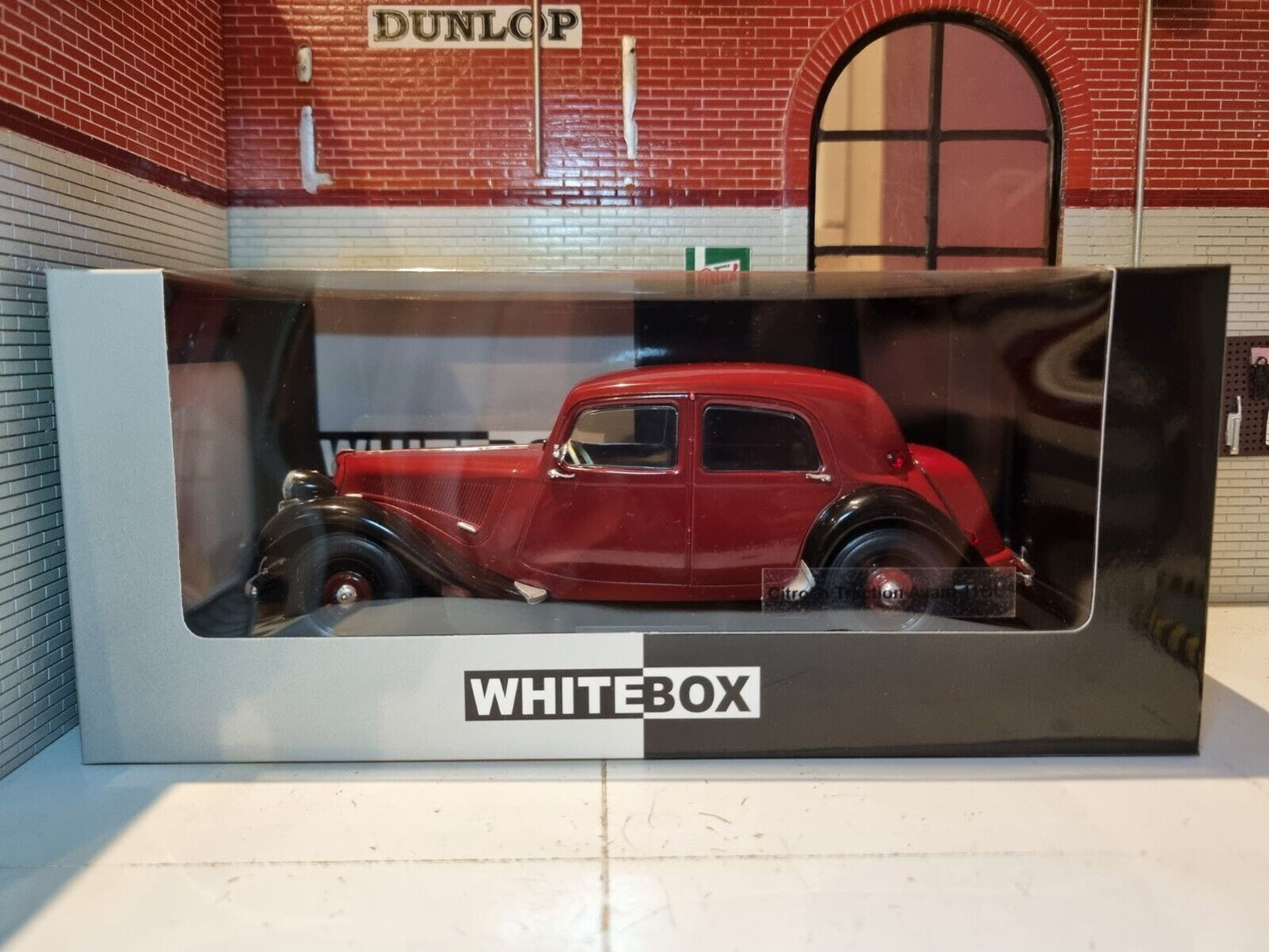 Citroen 1954 Traction Avant 11BL WB124116 Whitebox 1:24