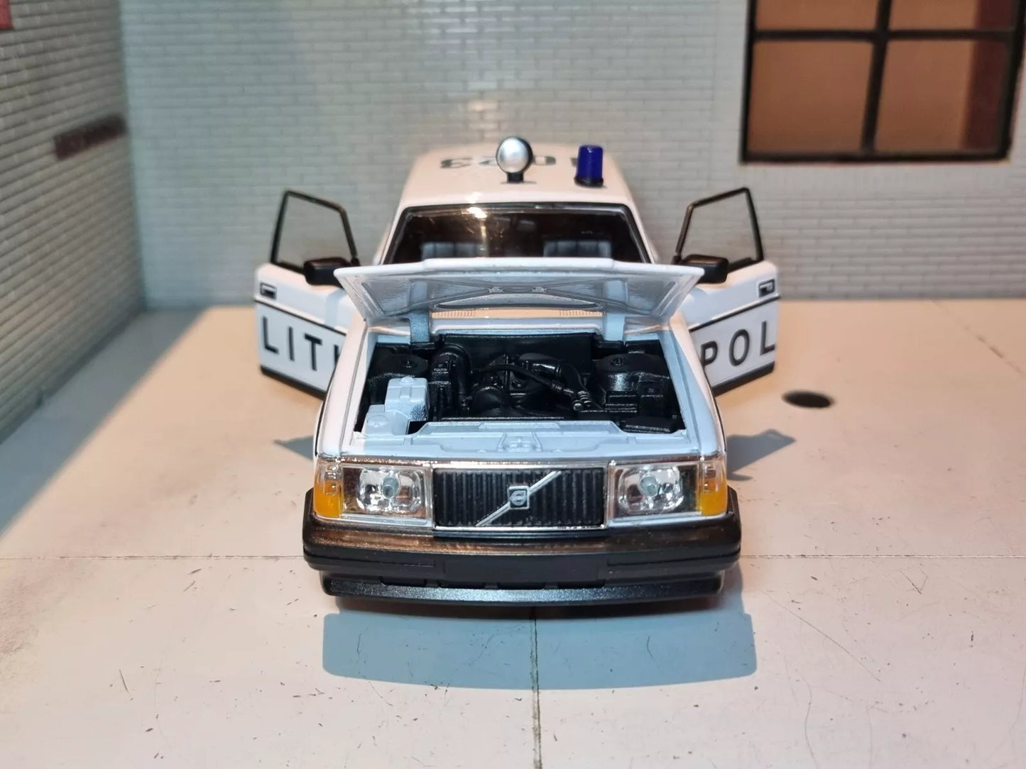 1:24 Volvo 240 Police Danish Denmark DL GL 1986 Welly Diecast Scale Model Car