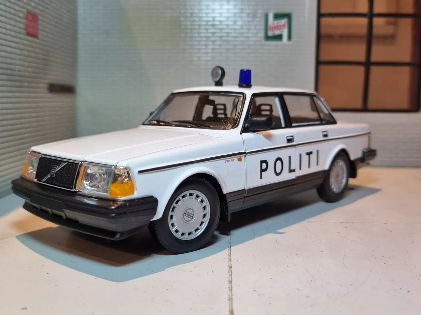 1:24 Volvo 240 Police Danish Denmark DL GL 1986 Welly Diecast Scale Model Car