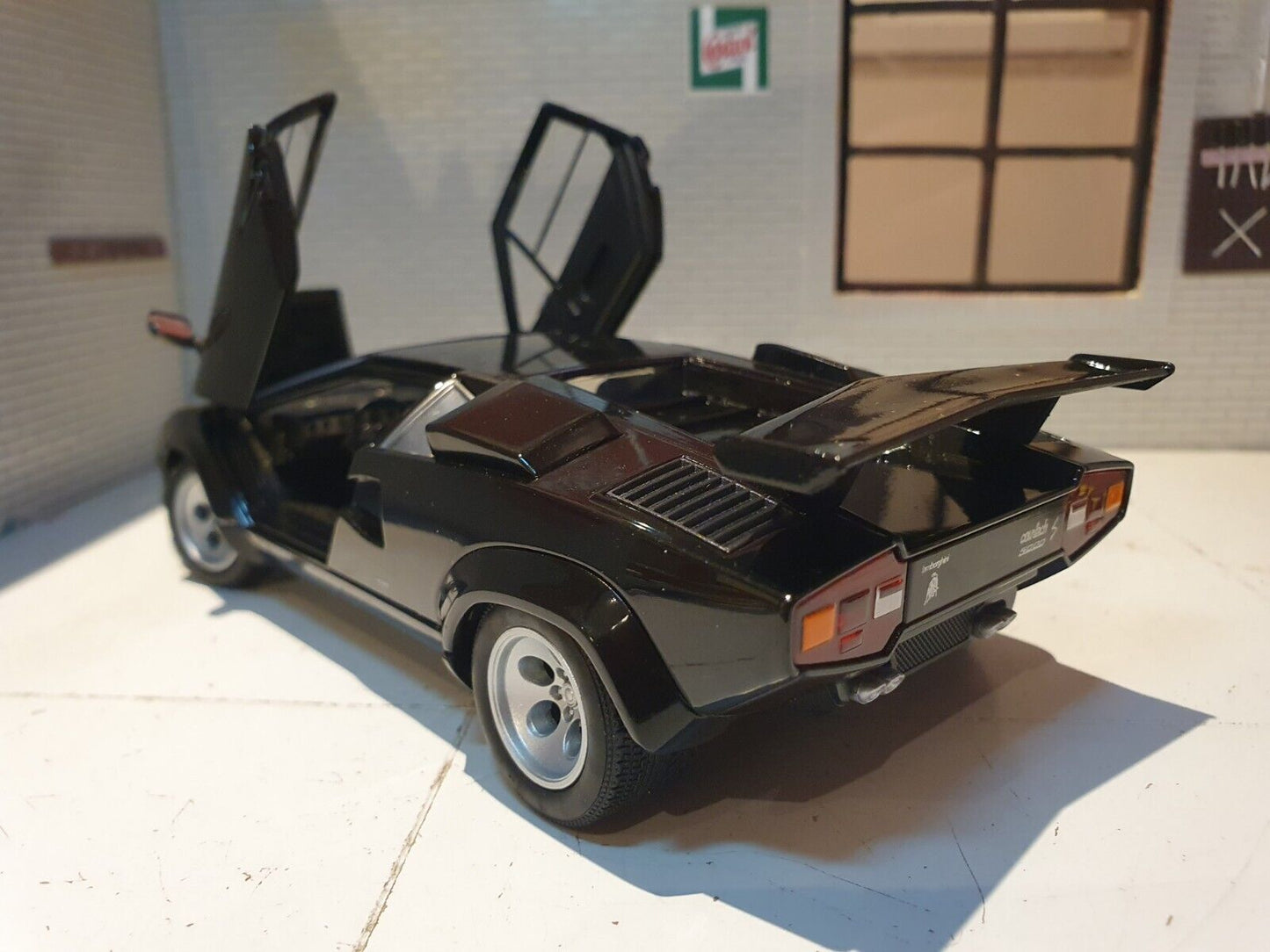 Lamborghini 1985 Countach LP5000 24112 Welly 1:24
