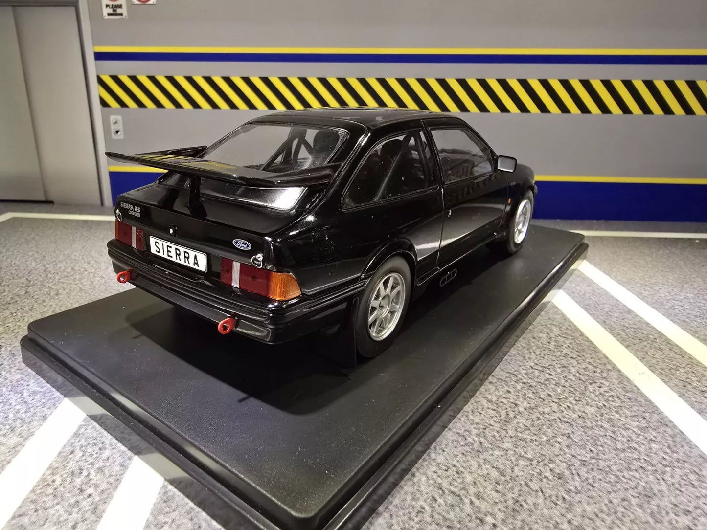 Ford 1986 Sierra RS Cosworth WB124212 Whitebox 1:24