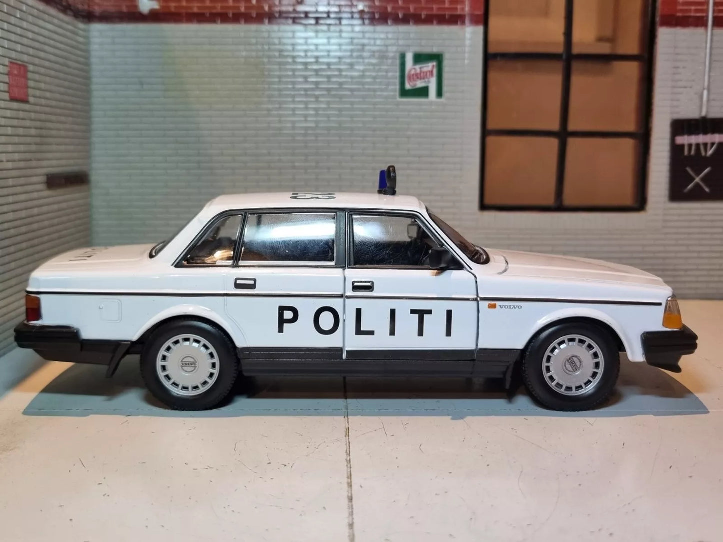 1:24 Volvo 240 Police Danish Denmark DL GL 1986 Welly Diecast Scale Model Car