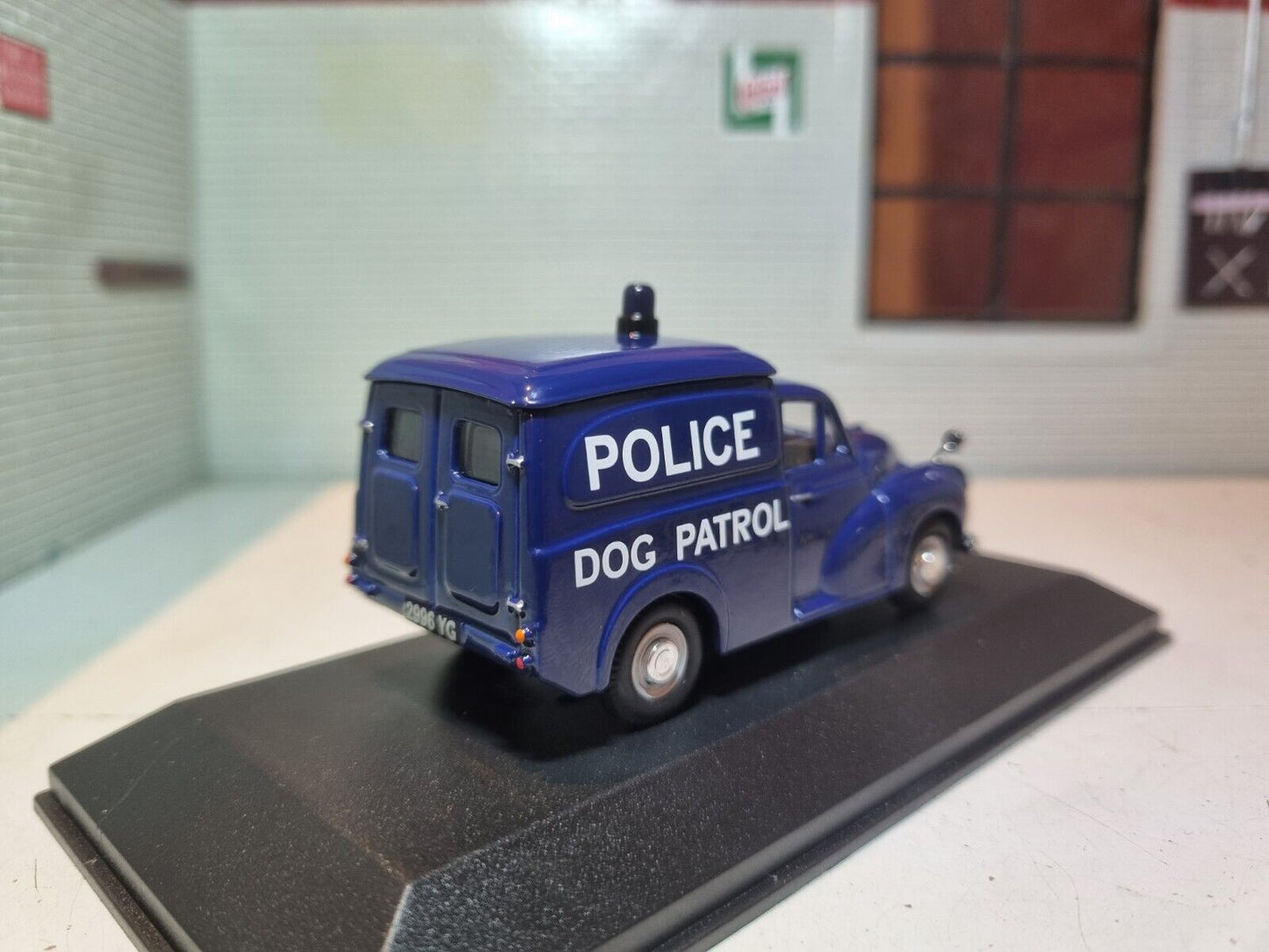 Morris Minor 1000 1956 Police Dog Patrol Van 4650104 Atlas 1:43