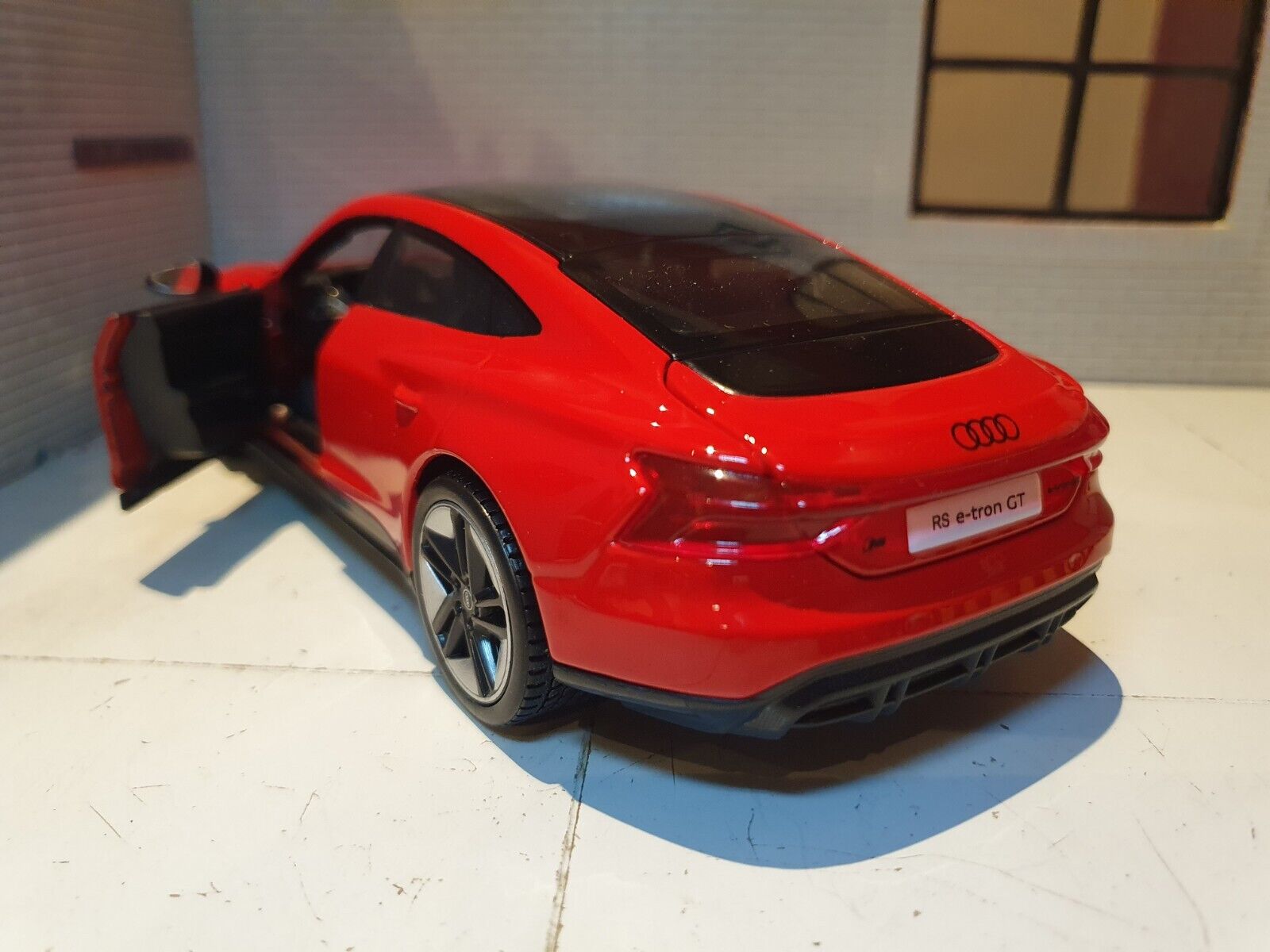 Maisto Audi E-Tron GT Modellauto – Maßstab 1:24, Grün Metallic