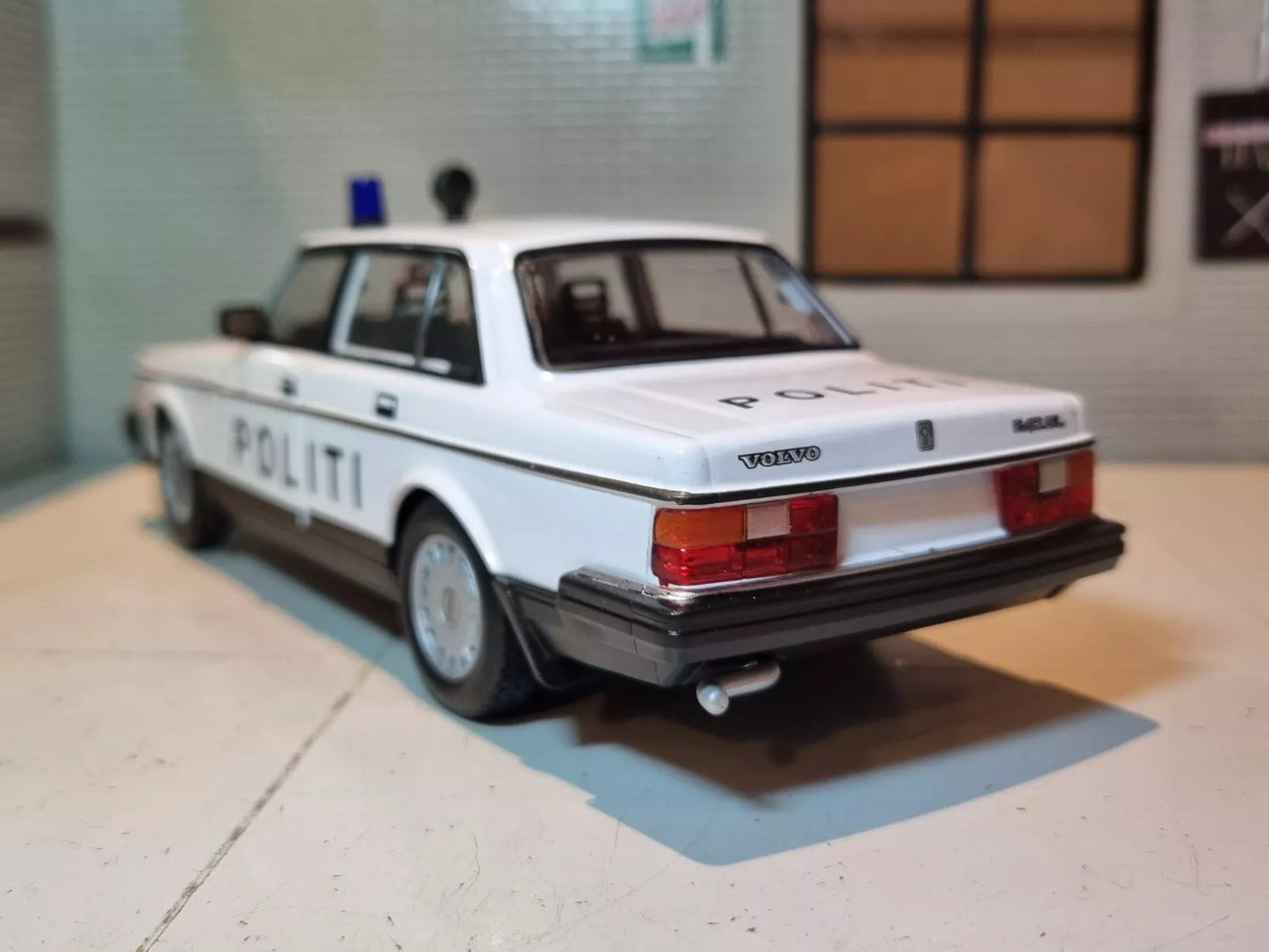 1:24 Volvo 240 Police Danish Denmark DL GL 1986 Welly Diecast Scale Model Car