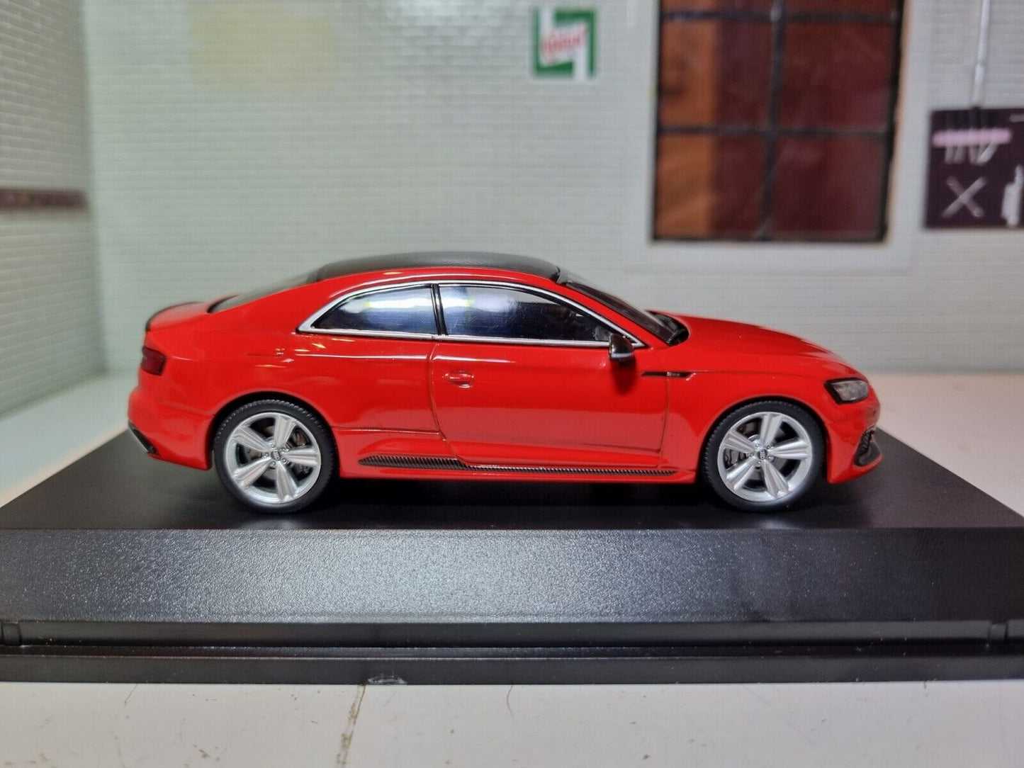 Audi 2017 RS5 Coupé Ex Concessionnaire Présentoir 1:43
