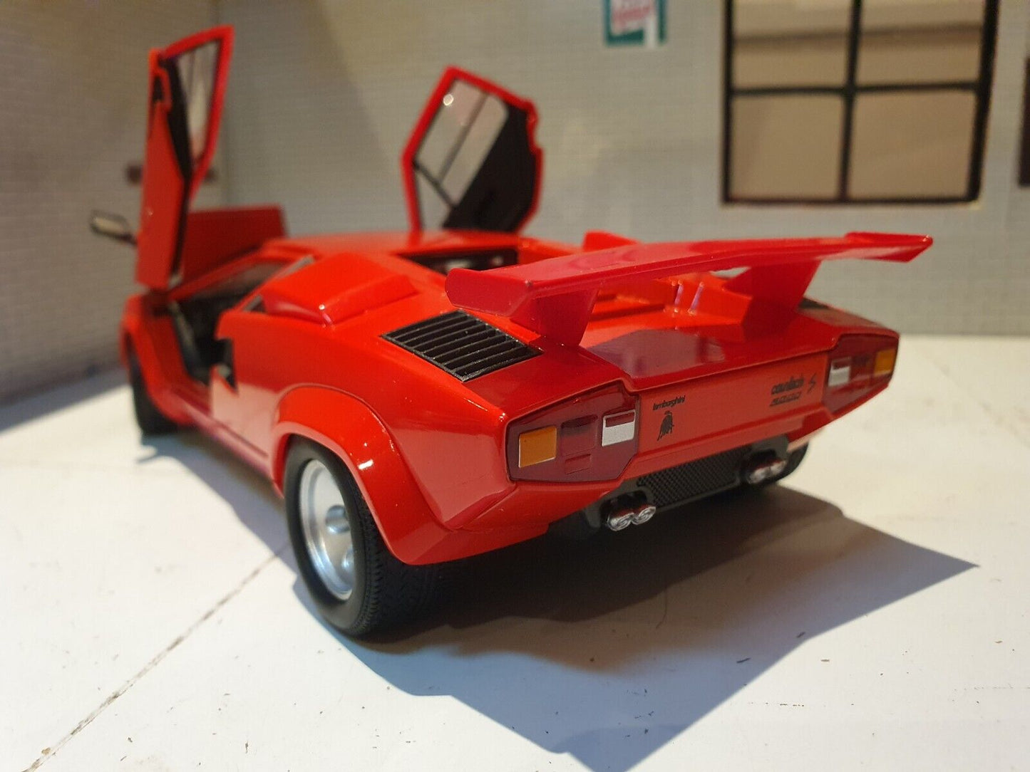 Lamborghini 1985 Countach LP5000 24112R Welly 1:24