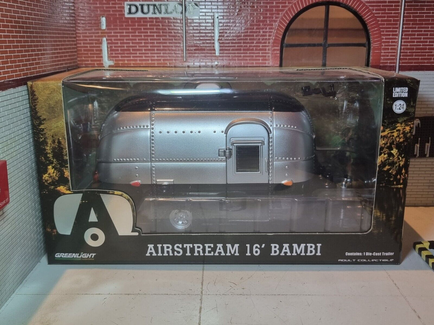 Airstream Bambi Caravan Trailer 16ft 18226 Greenlight 1:24