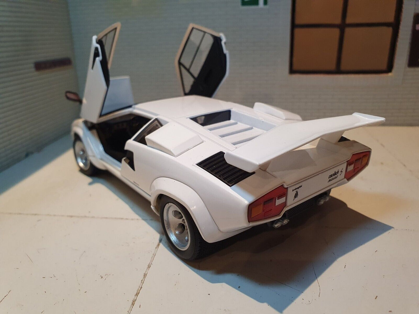 Lamborghini 1985 Countach LP5000 24112W Welly 1:24