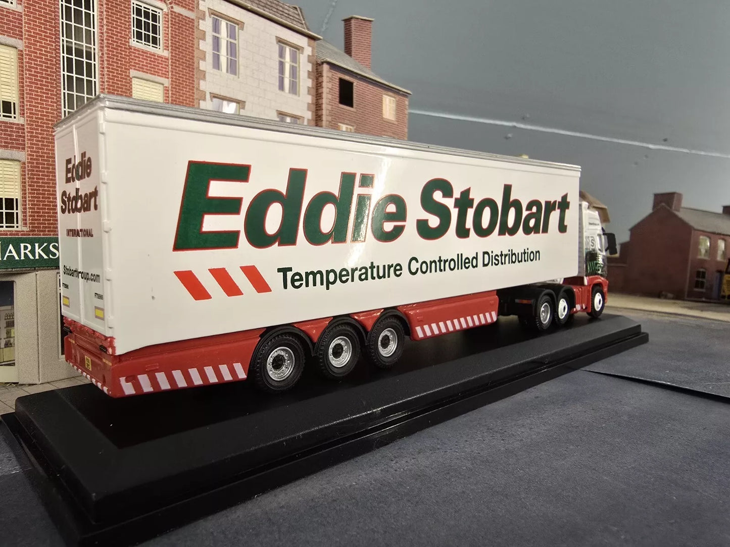 Eddie Stobart 2011 Volvo FH Lorry Refrigerated Trailer H4663 Model STOB001 1:76