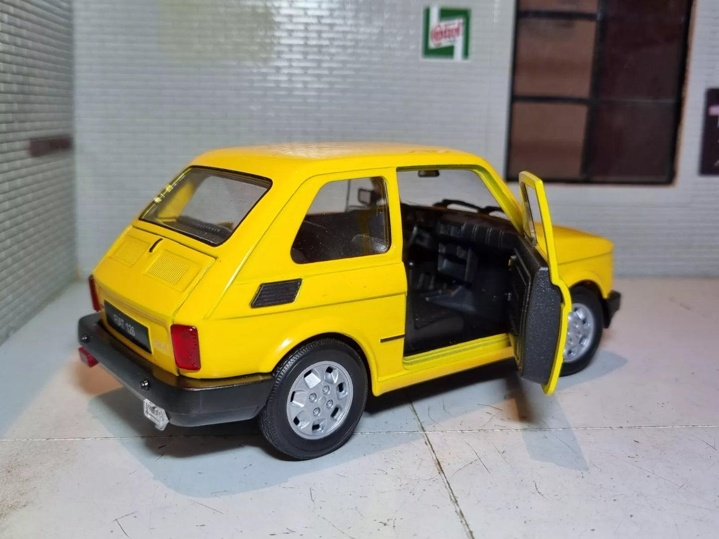 1:24 Fiat 126 jaune 1972 G échelle Welly NEX 1:21 moulé sous pression modèle de voiture 24066