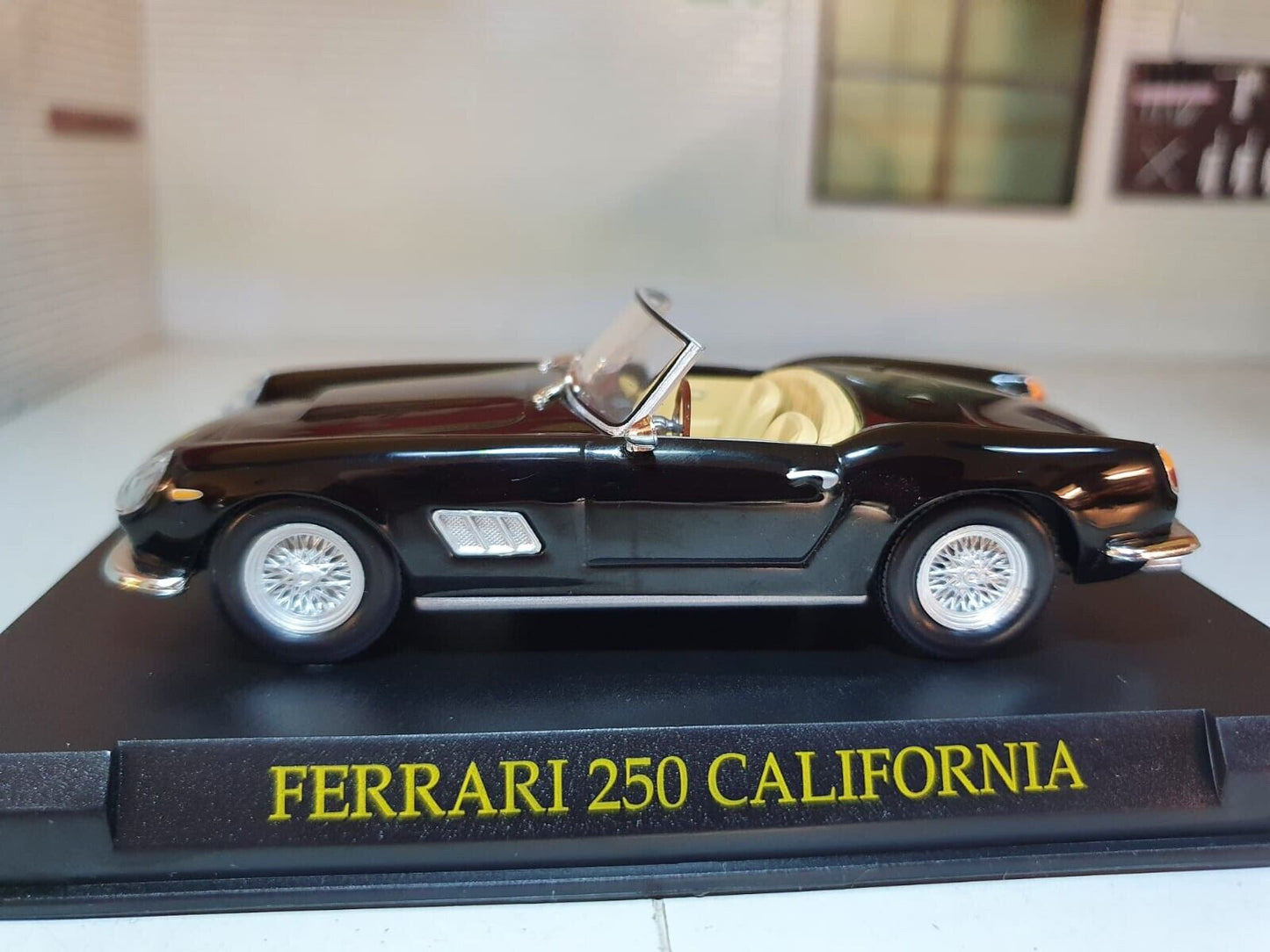 Ferrari 1960 250 California Spider Ex Magazine 1:43