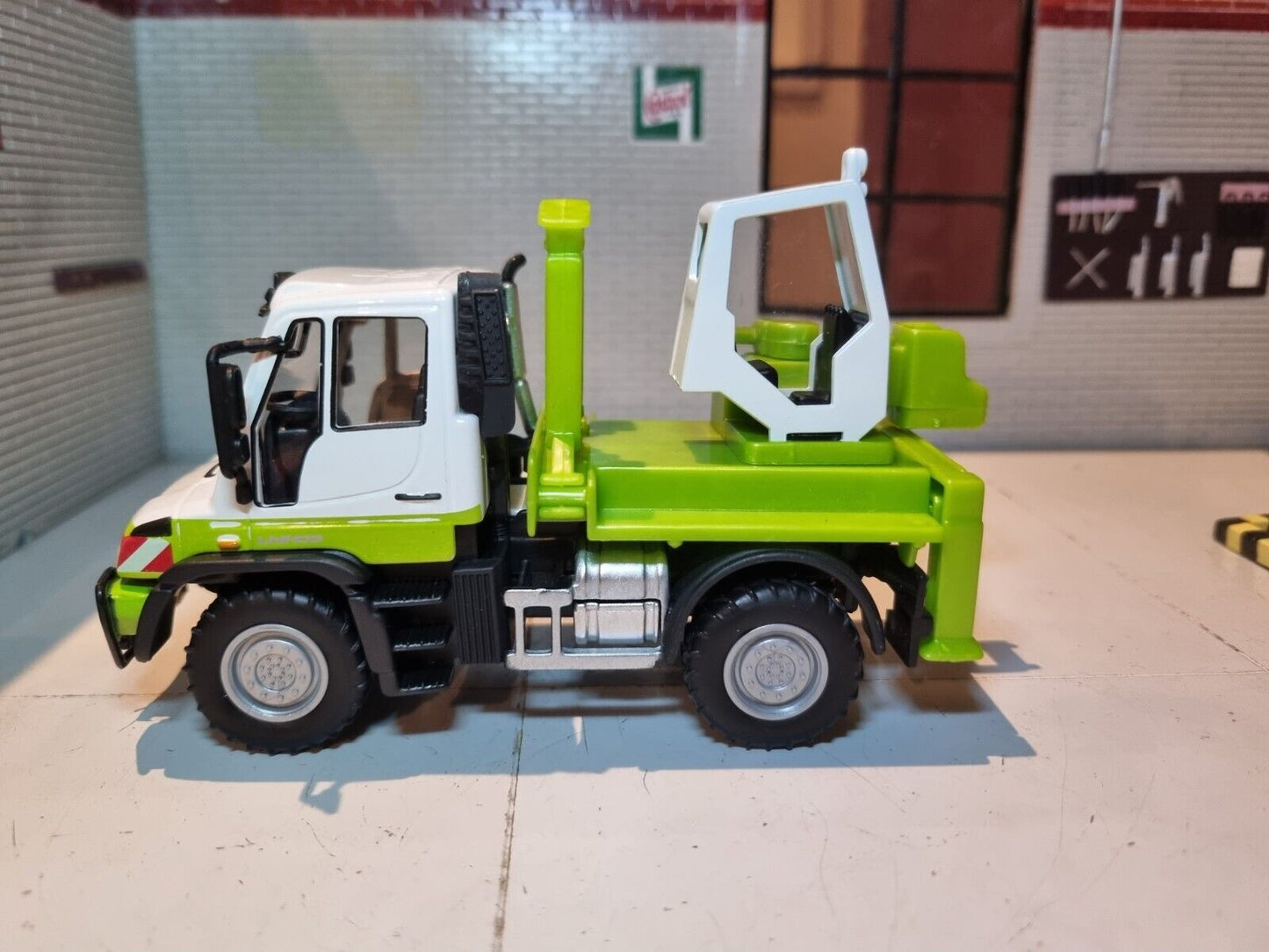 Mercedes Benz Unimog U400 21238 Maisto 1:43