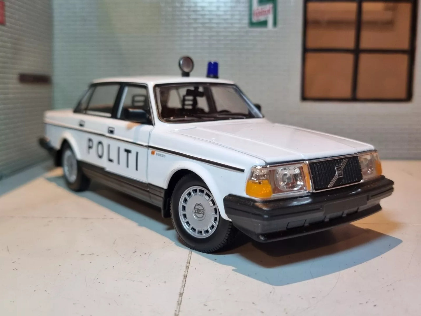 1:24 Volvo 240 Police Danish Denmark DL GL 1986 Welly Diecast Scale Model Car