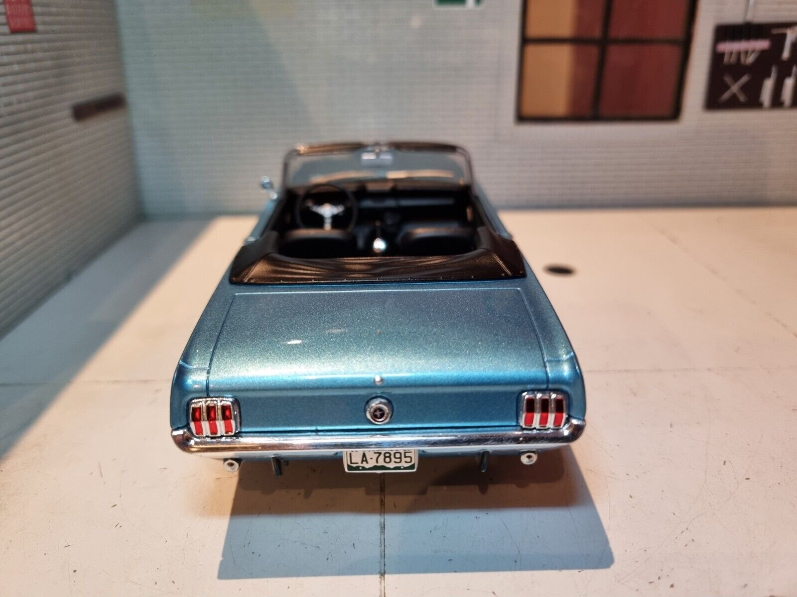 Ford 1964 Mustang Cabriolet 124119 Whitebox 1:24 – Emberton
