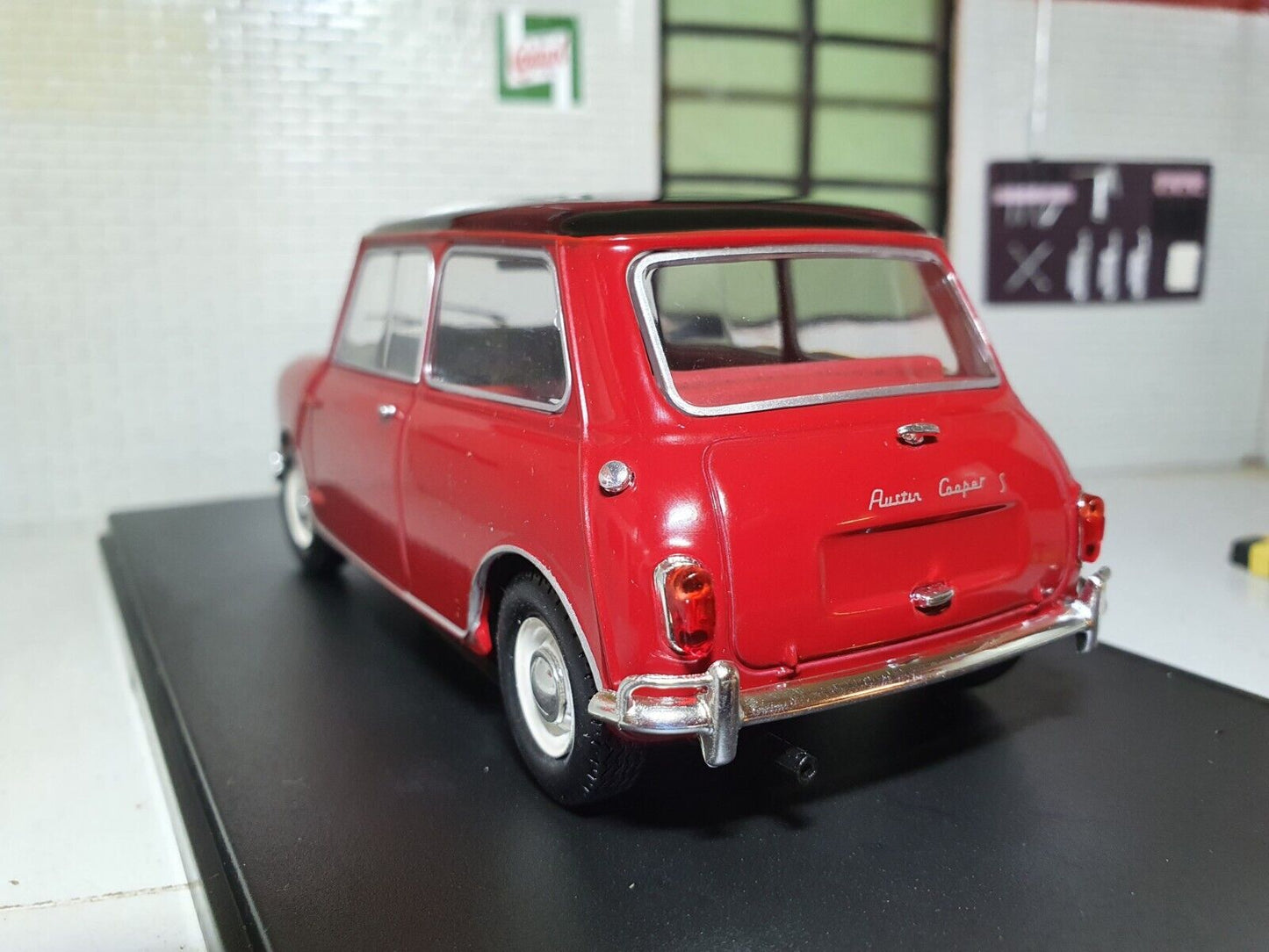 Austin Mini Cooper Morris Mk 1 1961 Red 1275 Whitebox 1:24