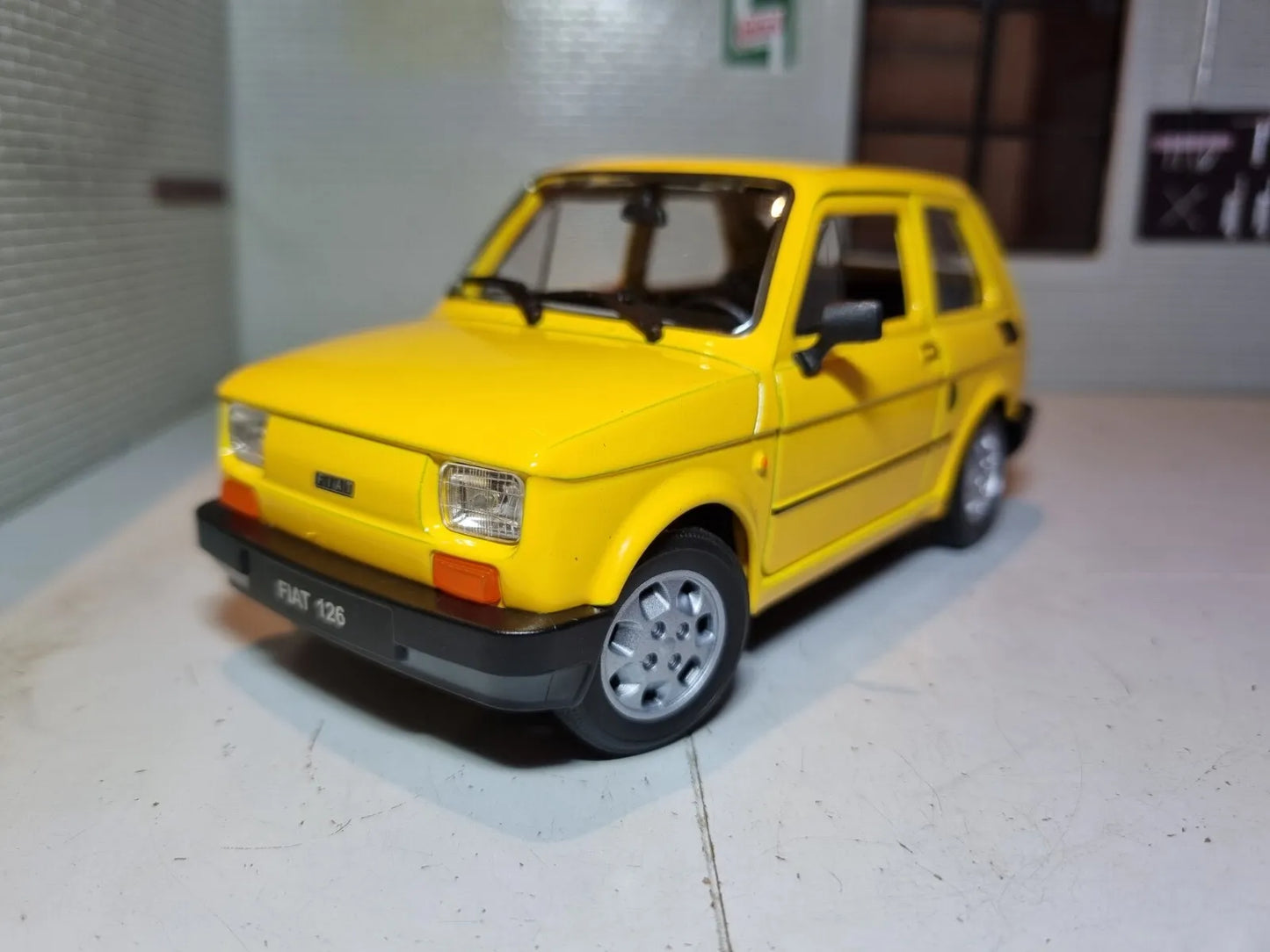 1:24 Fiat 126 jaune 1972 G échelle Welly NEX 1:21 moulé sous pression modèle de voiture 24066